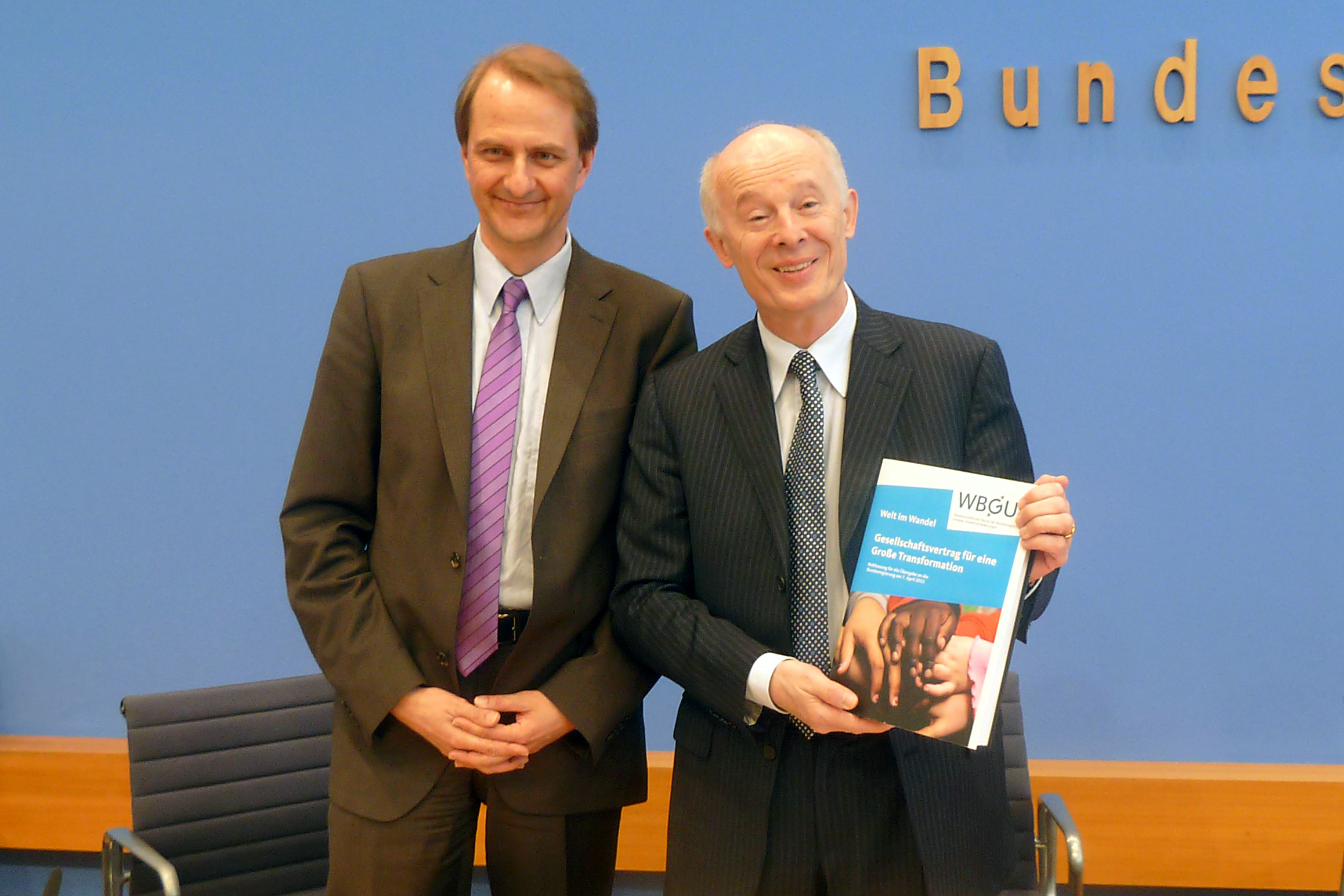 WBGU chair John Schellnhuber and WBGU vice-chair Dirk Messner present the report at the Federal Press Conference in Berlin.